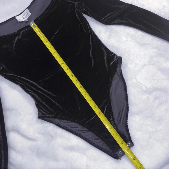 FARINAE COLLECTION Vintage Black Velvet Off Shoulder Bodysuit Size 4 - Picture 7 of 7